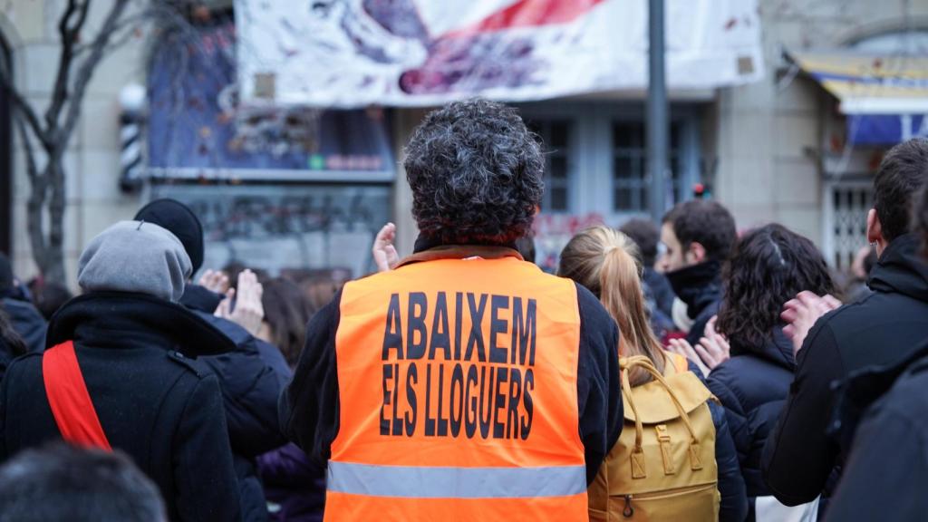 Un integrante del Sindicat de Llogateres en la concentración frente a Casa Orsola este viernes, 31 de enero