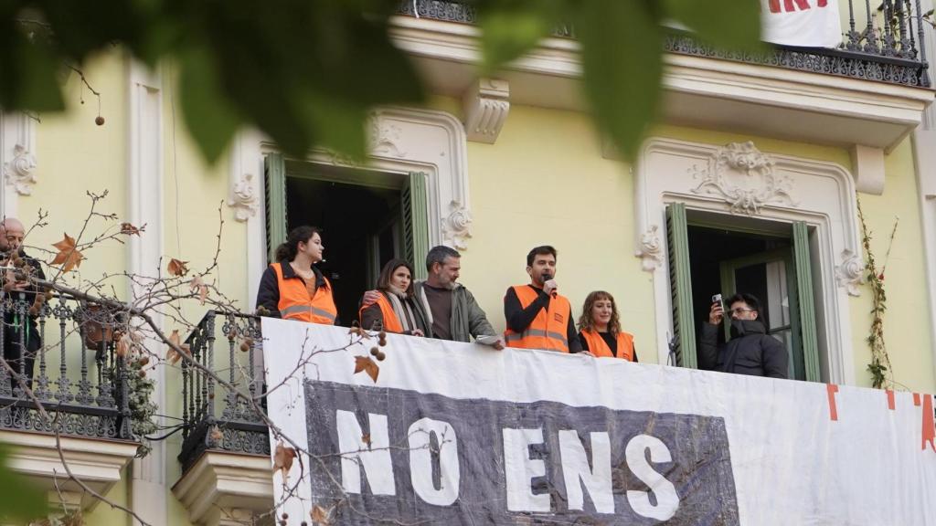 Josep junto a los portavoces del Sindicat de Llogateres después de que aplacen su desahucio