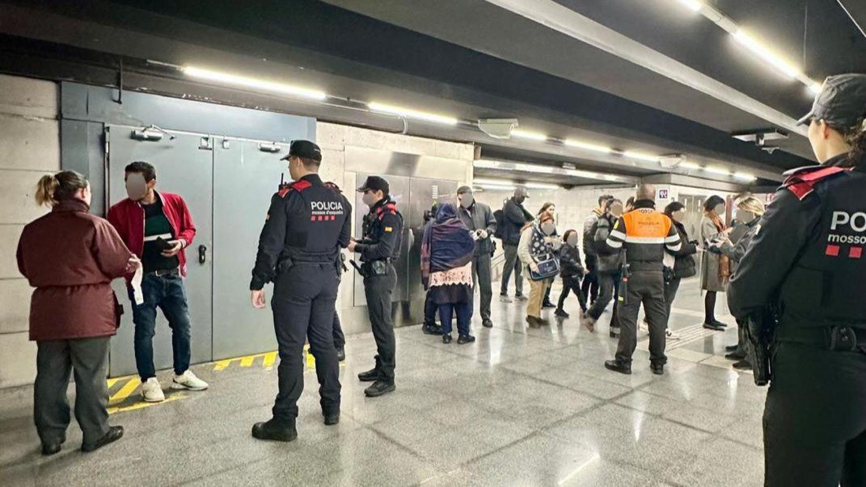 Un operativo de Mossos en el metro de Barcelona