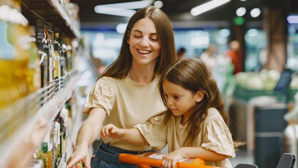 Madre e hija en una tienda comprando
