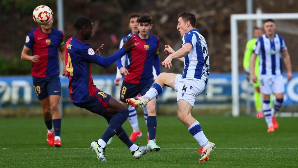 Mbacke intenta recuperar el balón en el partido contra la Real Sociedad B