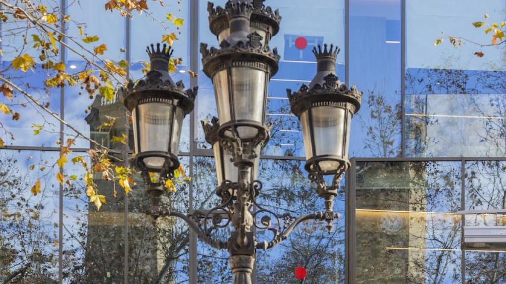La biblioteca J.V Foix de Sarrià des de la plaça Sarrià