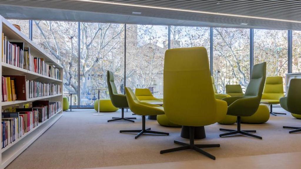 Interior de la biblioteca J.V Foix de Sarrià