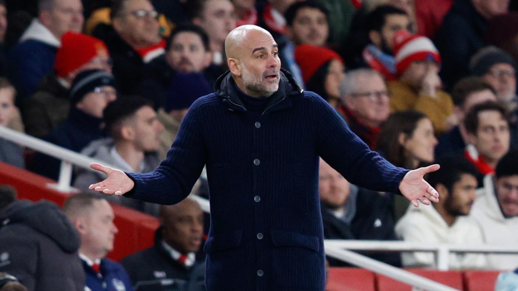Pep Guardiola se muestra preocupado durante el partido del Manchester City contra el Arsenal