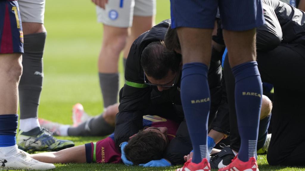 Los servicios médicos del Barça atienden a Gavi tras un peligroso choque de cabezas