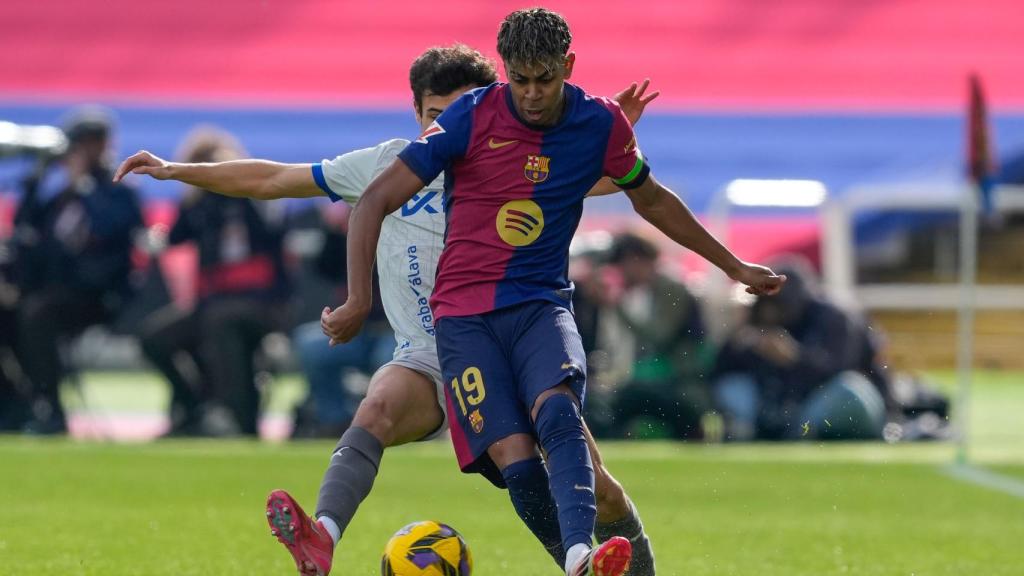 Lamine Yamal protege el balón de la marca de Manu Sánchez en el Barça-Alavés