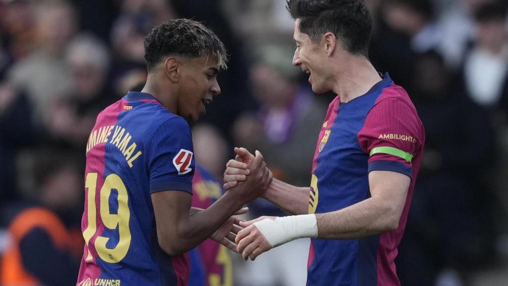 Lamine Yamal y Lewandowski celebran el gol contra el Alavés