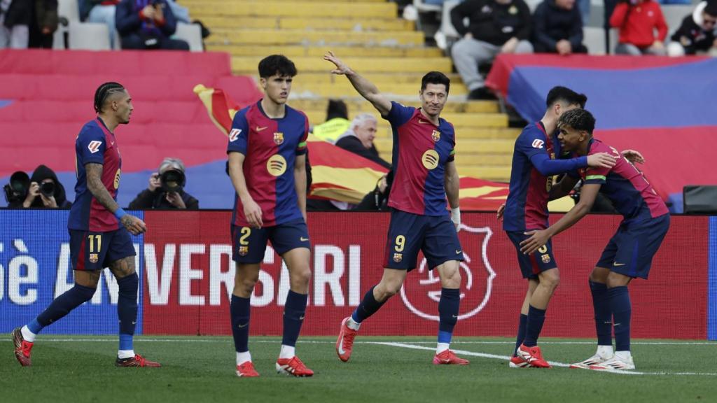 El Barça celebra el gol de Robert Lewandowski al Alavés
