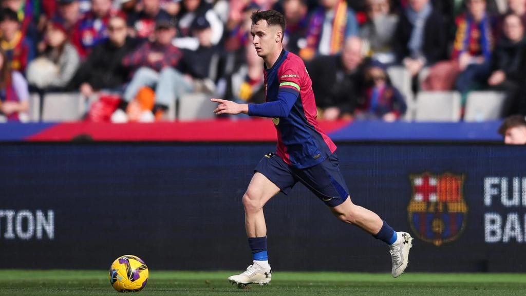 Marc Casadó conduce el balón durante el partido del Barça contra el Alavés