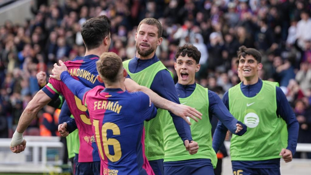 La piña del Barça durante el gol de Lewandowski contra el Alavés