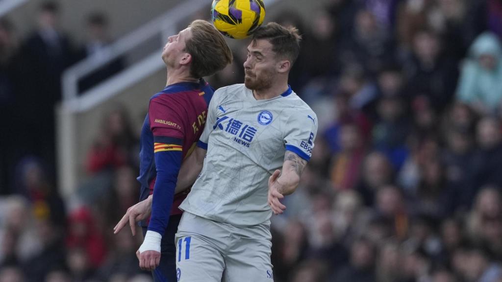 Frenkie de Jong disputa un balón aéreo en el Barça-Alavés con Toni Martínez