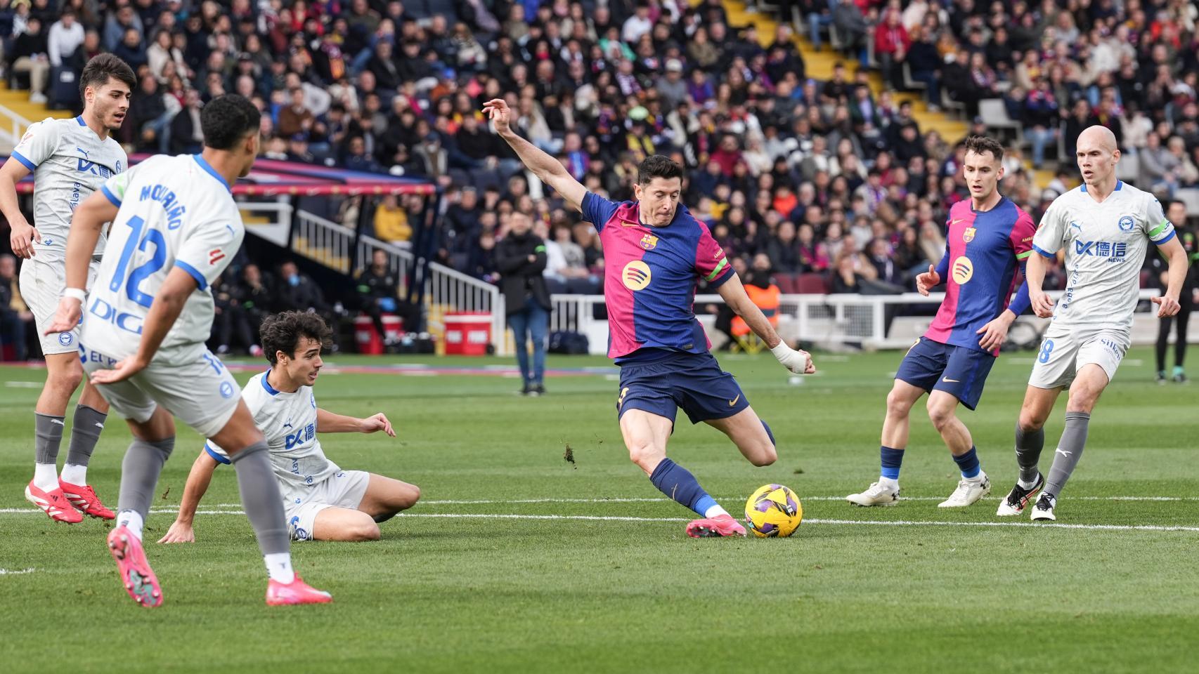 El disparo de Lewandowski durante el Barça-Alavés disputado en Montjuïc
