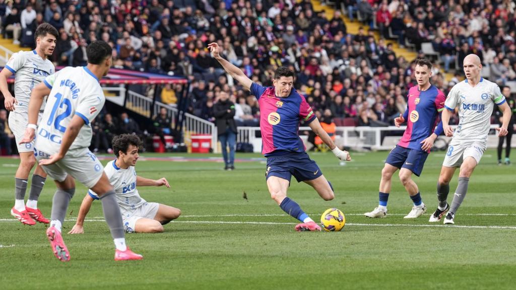 El disparo de Lewandowski durante el Barça-Alavés disputado en Montjuïc