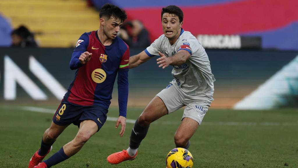 Pedri evade la marca de Ander Guevara en el Barça-Alavés