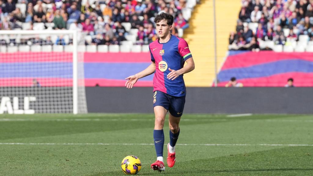 Pau Cubarsí busca una línea de pase durante el Barça-Alavés