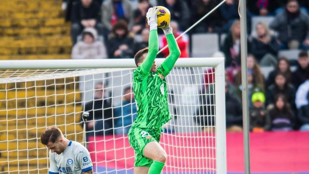 Szczesny atrapa un balón durante el Barça-Alavés