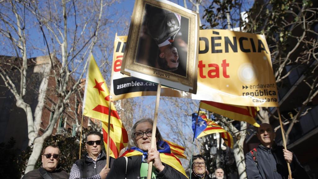 Varias personas durante una concentración contra la presencia del Rey Felipe VI en L'Hospitalet de Llobregat