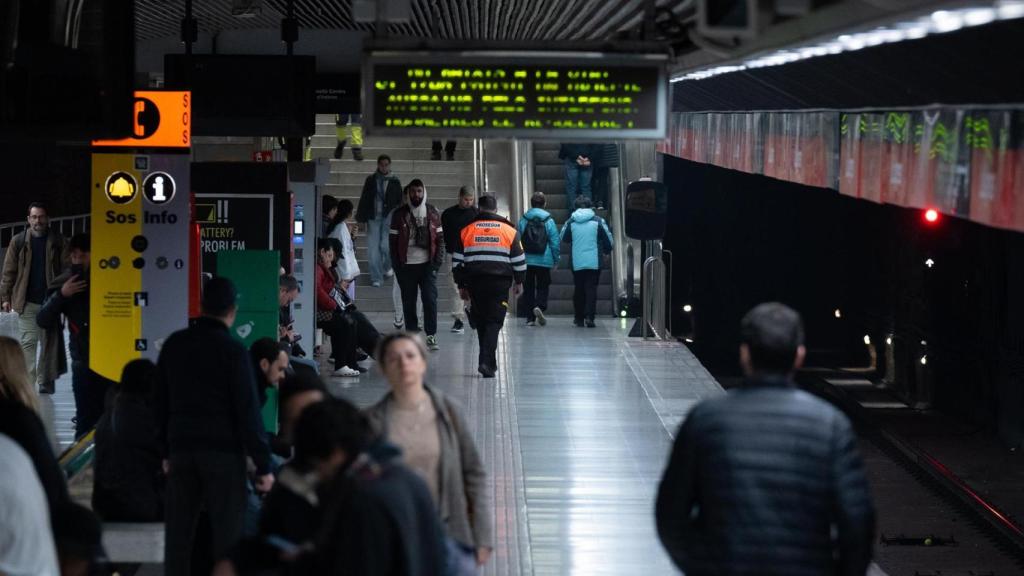 Un vigilant de seguretat en el metro de Barcelona