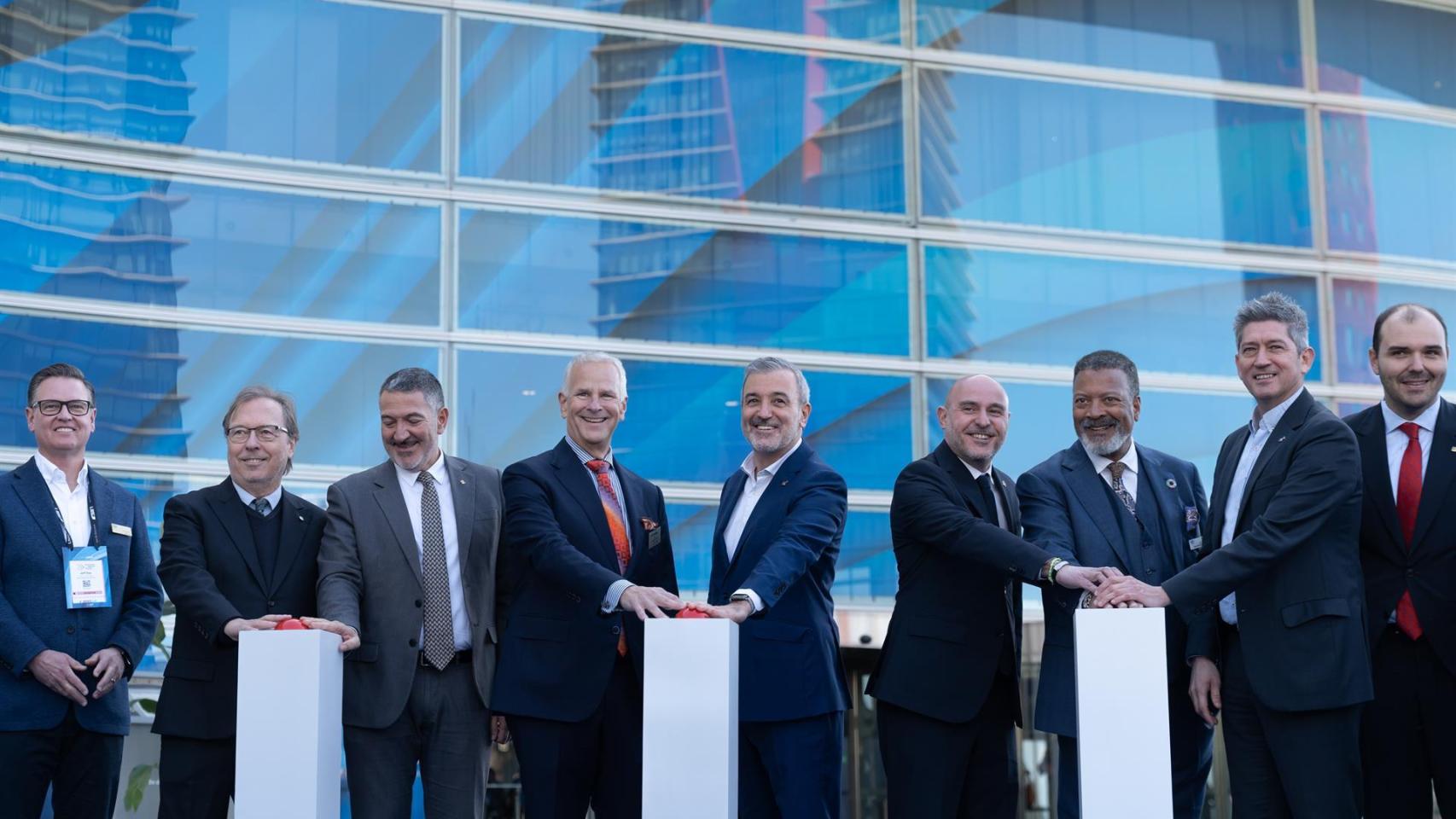 El conseller Albert Dalmau y el director general de ISE, Michael Blackman, a su llegada a la inauguración de la feria ISE, acompañados del alcalde Jaume Collboni y el conseller de Empresa y Trabajo, Miquel Sàmper.