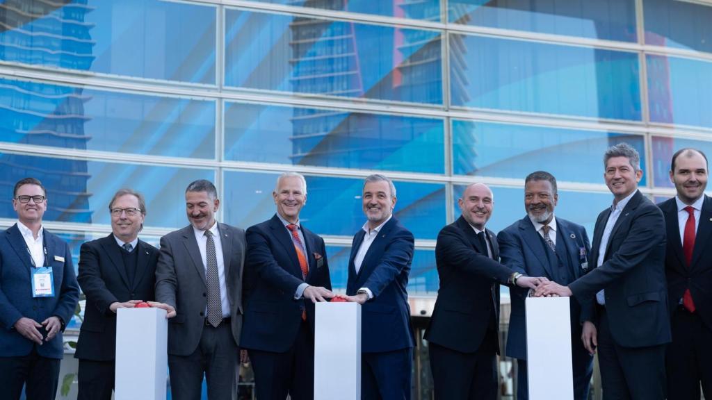 El conseller Albert Dalmau y el director general de ISE, Michael Blackman, a su llegada a la inauguración de la feria ISE, acompañados del alcalde Jaume Collboni y el conseller de Empresa y Trabajo, Miquel Sàmper.