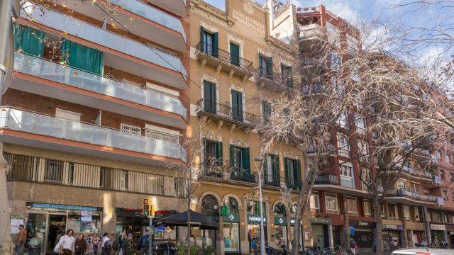 La escuela de 1907 que resiste en Barcelona: un edificio modernista que ahora es un centro de adultos
