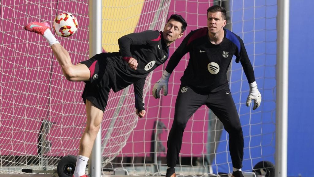 Lewandowski y Szczesny, en el entrenamiento del Barça