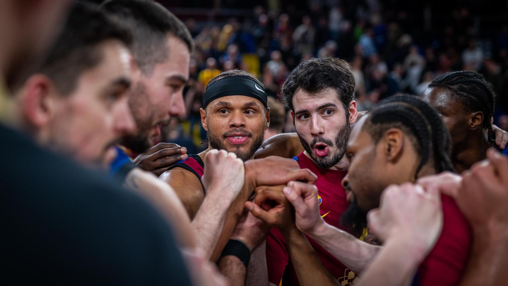 Los jugadores del Barça de basket hacen piña tras atropellar al Maccabi Tel Aviv en el Palau Blaugrana
