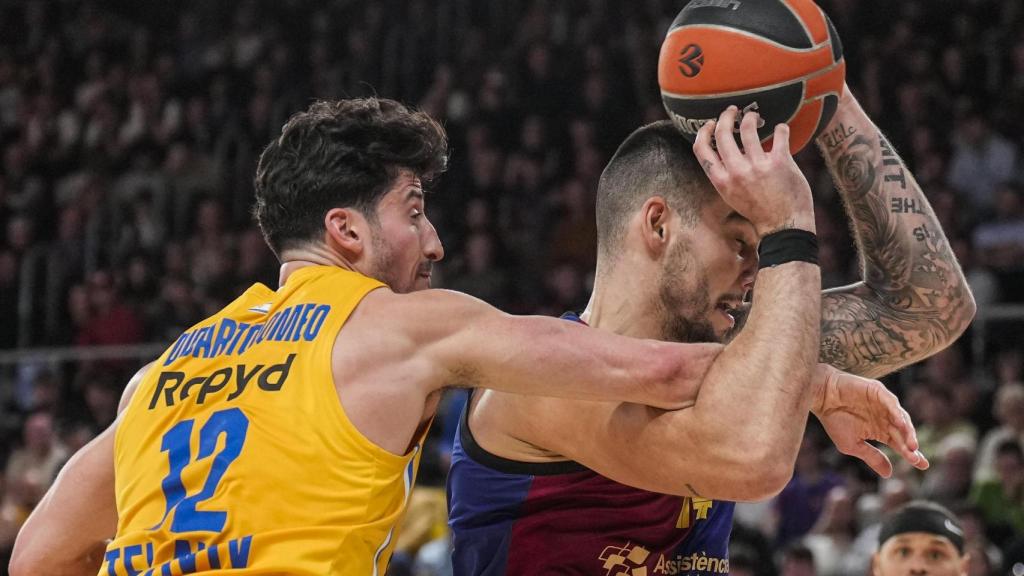 Willy Hernangómez atrapa un rebote en el Barça de basket-Maccabi de Tel Aviv