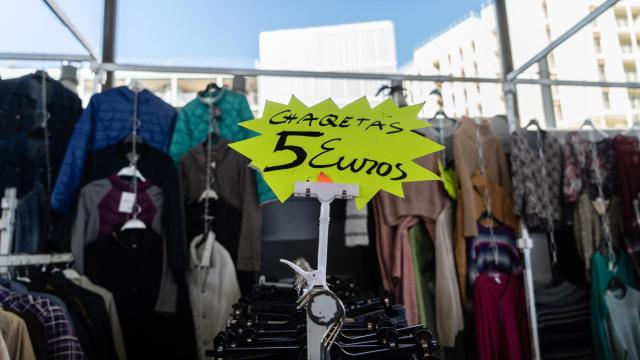 Ropa de segunda mano en el Mercat del Encants