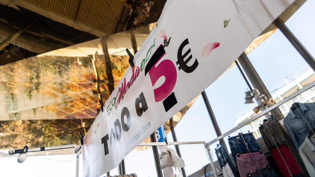 Cartell de ‘Tot a 5€’ de l'estand 431-438 del Mercat dels Encants