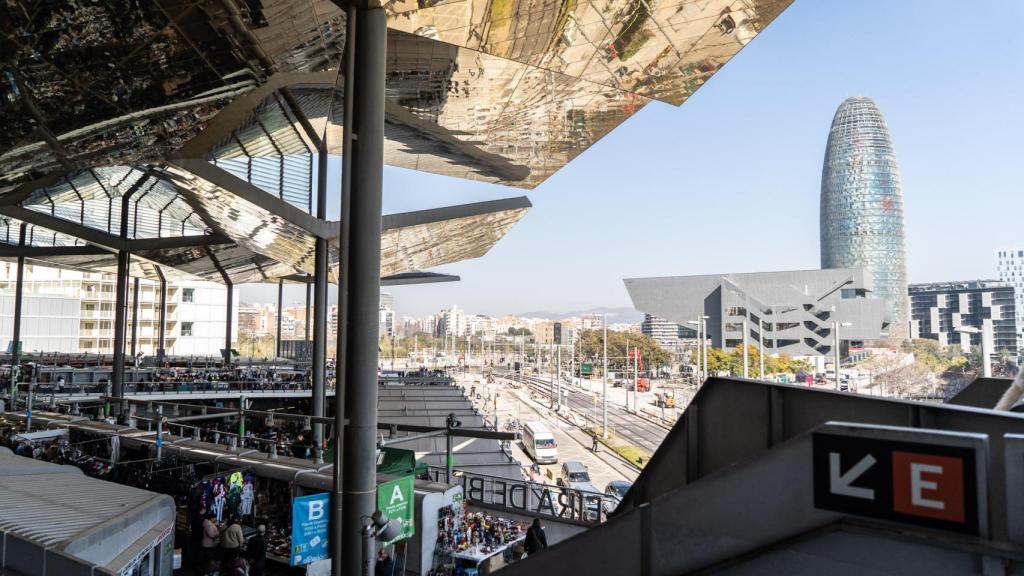 Vista panoràmica del Mercat dels Encants amb la Torre Glòries al fons