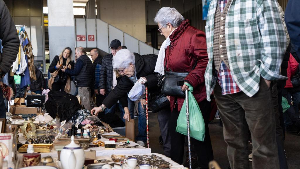 Senyores comprant al Mercat dels Encants