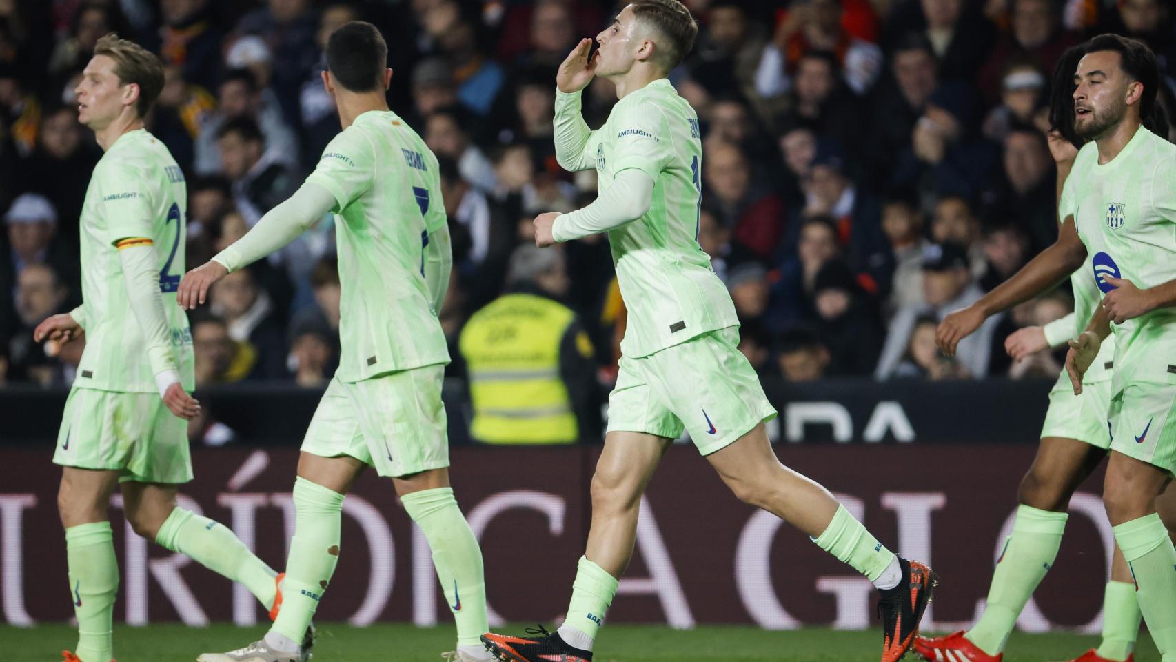 Fermín envía un beso a la grada tras marcar al Valencia