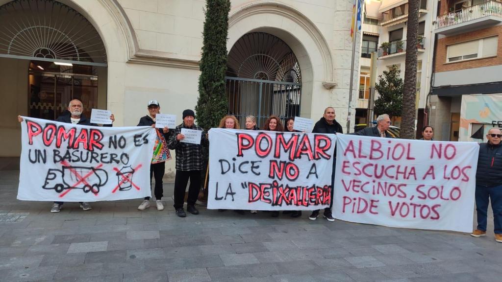 Vecinos de Pomar se manifiestan contra la posible instalación de un parque de basuras en Badalona