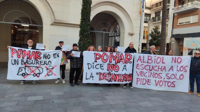 Vecinos de Pomar se manifiestan contra la posible instalación de un parque de basuras en Badalona