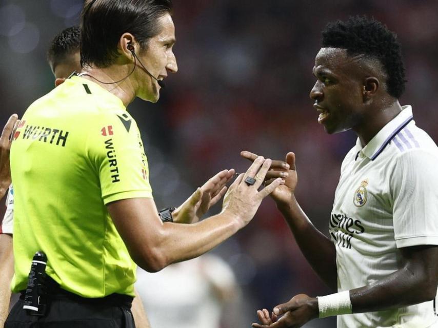 Munuera Montero con Vinicius Júnior, jugador del Real Madrid