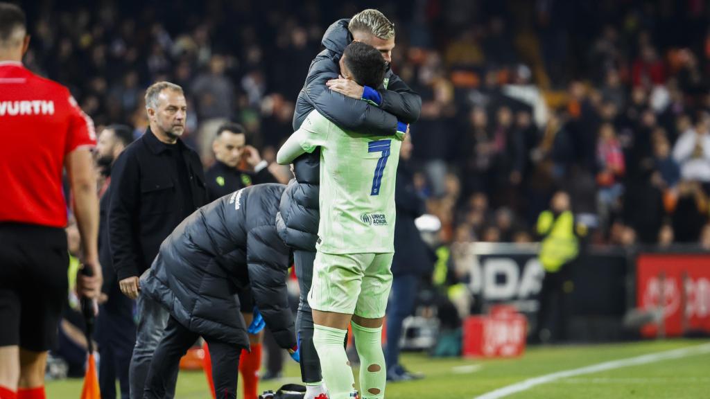 Ferran Torres dedica un gol a Dani Olmo, en el banquillo, en el Valencia-Barça de Copa