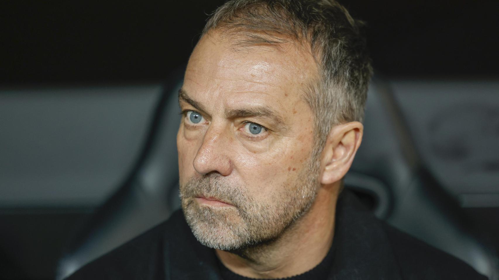 Hansi Flick en el banquillo de mestalla, concentrado