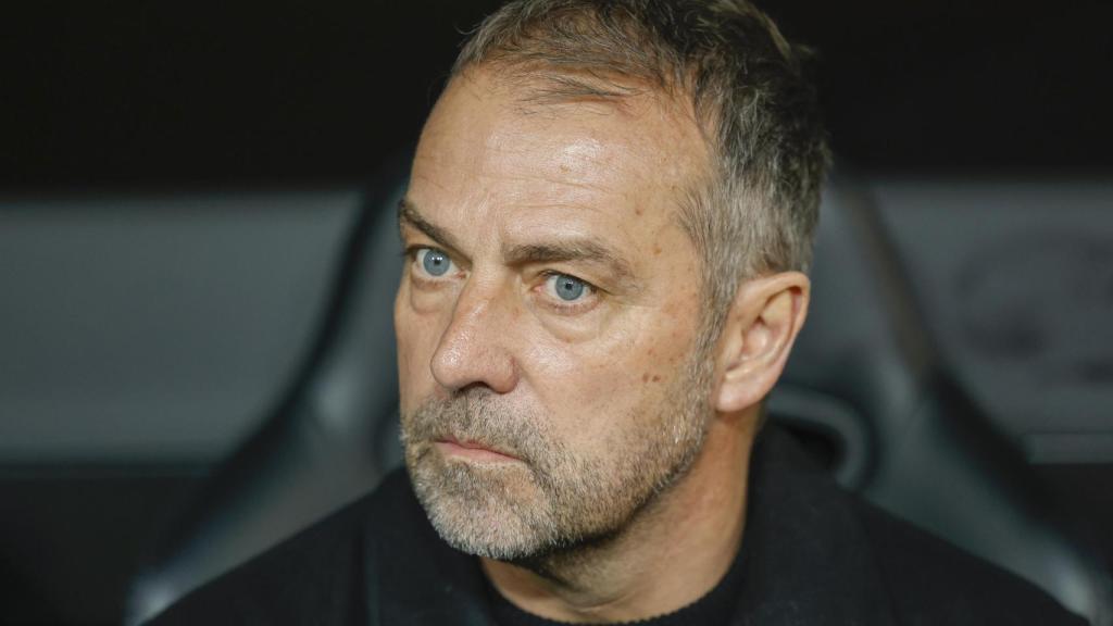 Hansi Flick en el banquillo de mestalla, concentrado