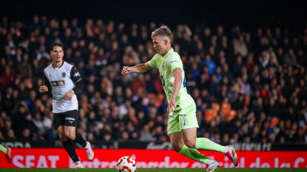 Dani Olmo contra un balón en el Valencia-Barça de Copa