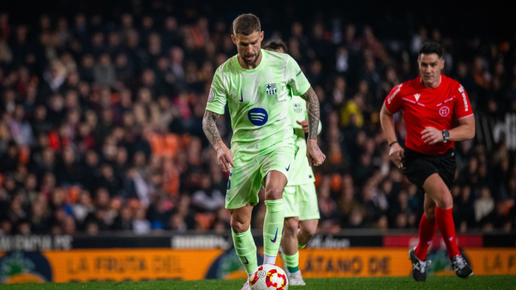 Iñigo Martínez busca una opción de pase en el Valencia-Barça de la Copa del Rey