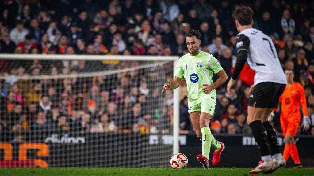Éric García lidera una posesión del Barça en el partido contra el Valencia en Mestalla