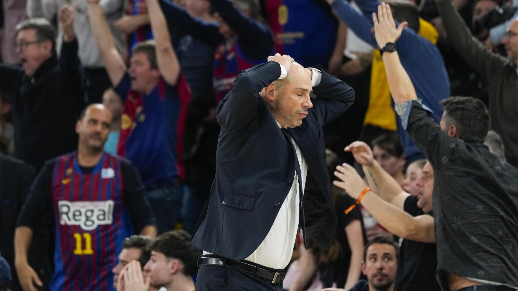 Joan Peñarroya se lleva las manos a la cabeza en la derrota contra el Olympiacos