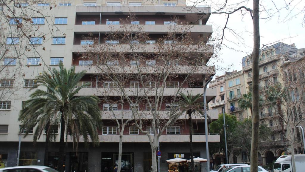 Finca de l'Avinguda Diagonal 421 que, segons l'AVV de l'Esquerra de l'Eixample, ha estat comprada per un fons inversor