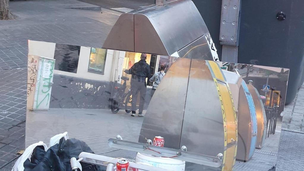 Basura amontonada en el exterior de contenedores en Sant Adrià