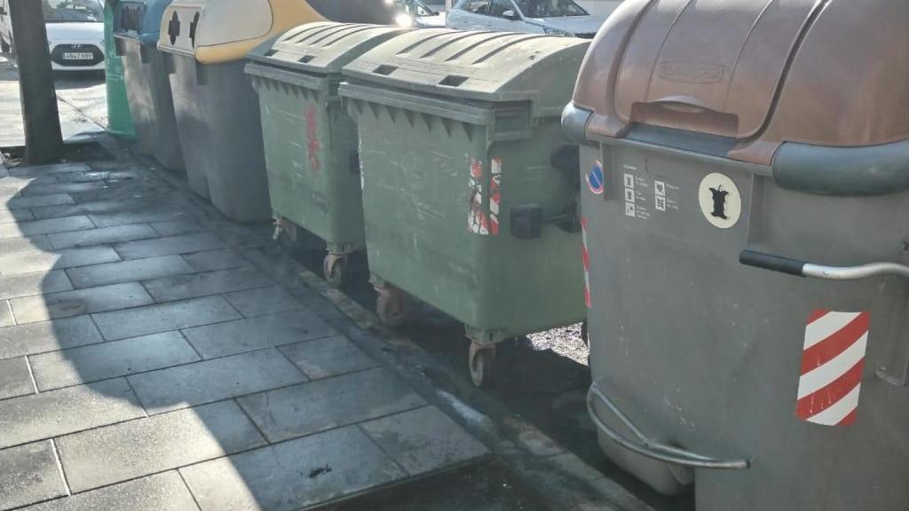 Contenedores de basura en una imagen de archivo