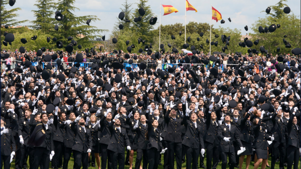 Agentes de policía lanzan sus gorras al aire al finalizar el acto de jura de la XXXVII promoción de Escala Básica de la Policía Nacional