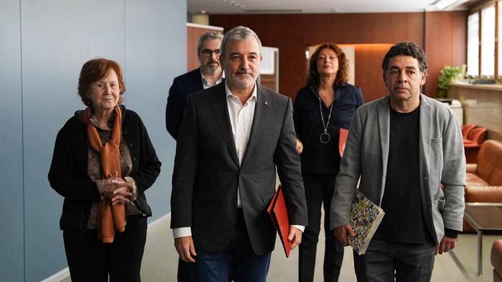 La presidenta de Hàbitat3, Carme Trilla, el alcalde de Barcelona, Jaume Collboni, el síndic de Barcelona, David Bondia, el Comisionado de Vivienda de Barcelona, Joan Ramon Riera, y la primera teniente de alcalde, Laia Bonet