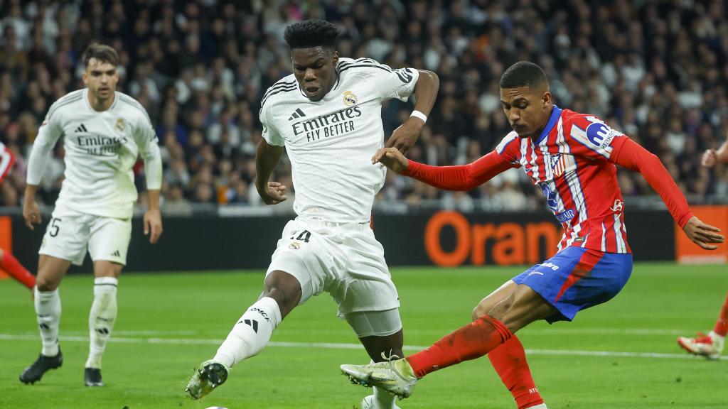 Aurelién Tchouameni desvía un tiro de Samuel Lino en el derbi Real Madrid-Atlético de Madrid