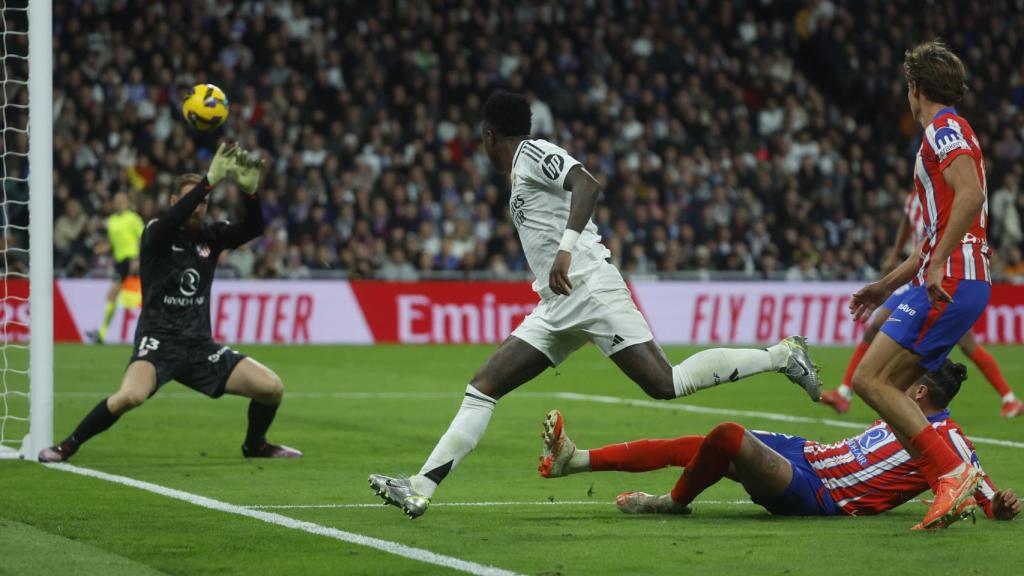 Jan Oblak desvía un trallazo de Vinicius Jr durante el Real Madrid-Atlético de Madrid
